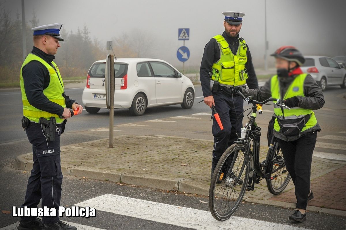 W zderzeniu z autem rowerzysta ma nikłe szanse. Kask je zwiększą