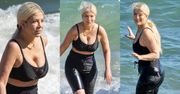 Tori Spelling dokazuje na plaży, chłodząc rozgrzane ciało w oceanie (ZDJĘCIA)