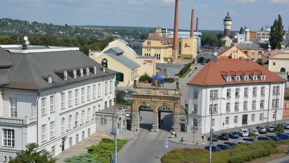 Do browaru Pilsner Urquell wiedzie brama przypominająca łuk triumfalny
