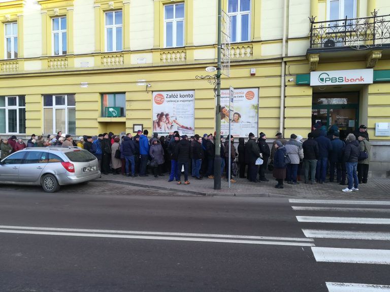 Szturm na odziały banku PBS. Klienci chcą odzyskać pieniądze