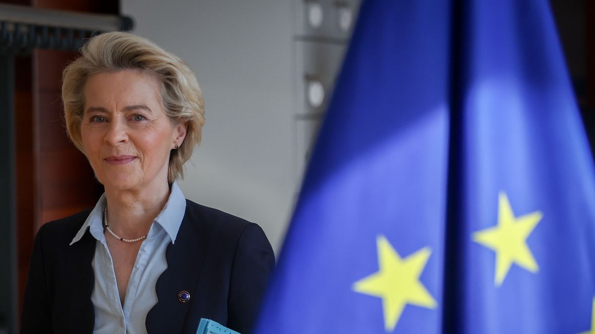 European Commission President Ursula von der Leyen walks ahead of a European Commission College meeting in Brussels, Belgium, 14 May 2025. The European Court of Justice in Luxembourg judges on May 14 are set to rule on 'Pfizergate', a major transparency case, on whether von der Leyen was wrong to withhold text messages exchanged with the Pfizer CEO during key vaccine contract talks. The case, sparked by a 2022 New York Times lawsuit, challenges von der Leyen's leadership style and her commitment to transparency. EPA/OLIVIER HOSLET Dostawca: PAP/EPA.