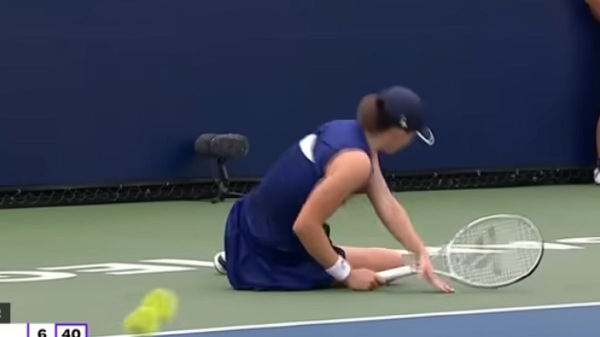 YouTube / WTA / Na zdjęciu: upadek Igi Świątek