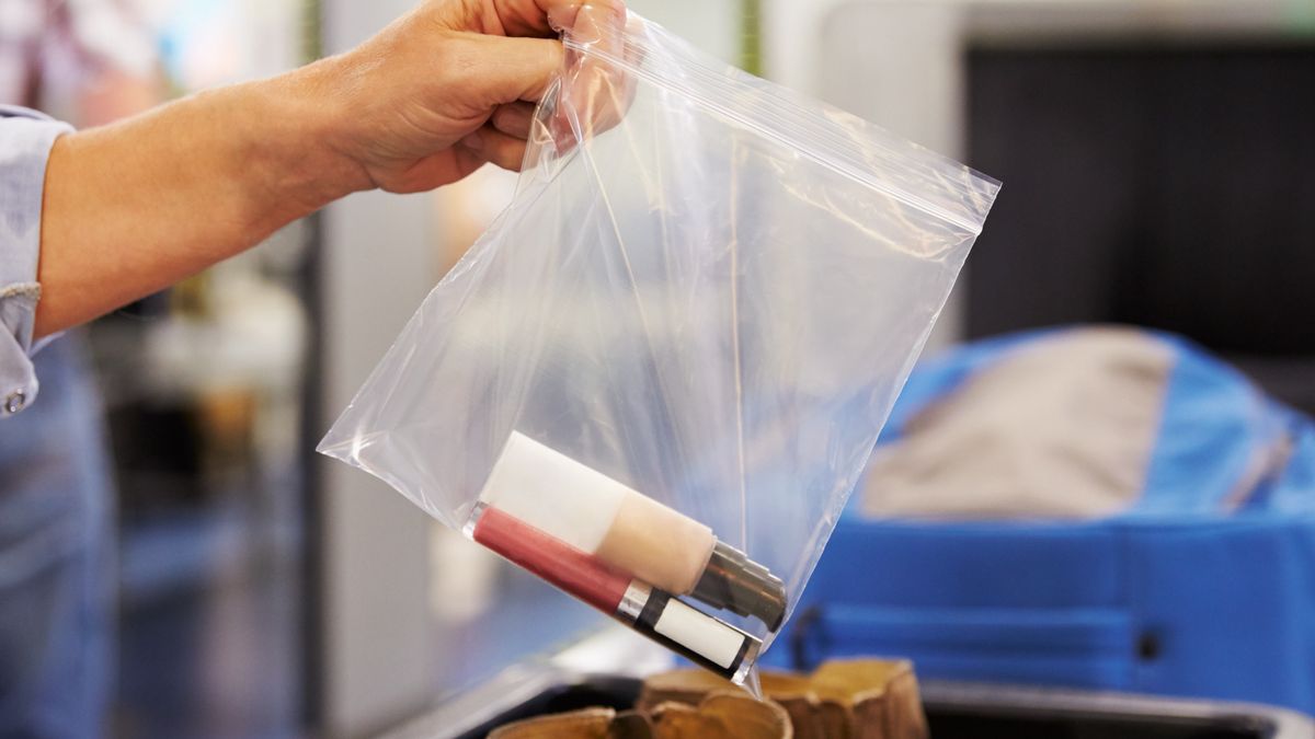 Stewardesa proponuje, aby zamrozić płyny przed kontrolą lotniskową 