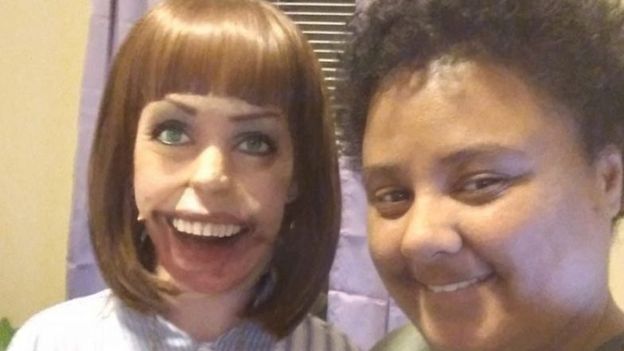 24-latka wyszła za mąż za LALKĘ! Nietypowa para doczekała się dziesięciorga "dzieci" zombie...