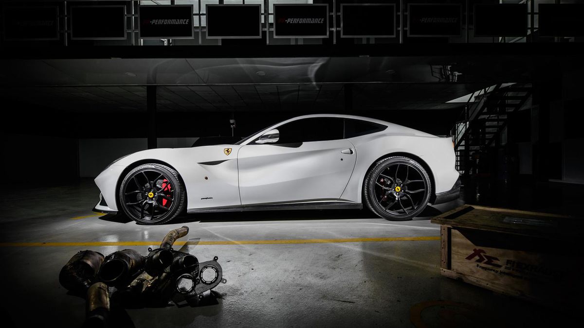Ferrari F12berlinetta standardowo z 6,3-litrowego V12 generuje 740 KM i 690 Nm. Według katalogu pozwala to osiągnąć 100 km/h w 3,1 s. Prędkość maksymalna zwykłej F12, jeśli tak można powiedzieć o tym GT, wynosi 350 km/h.