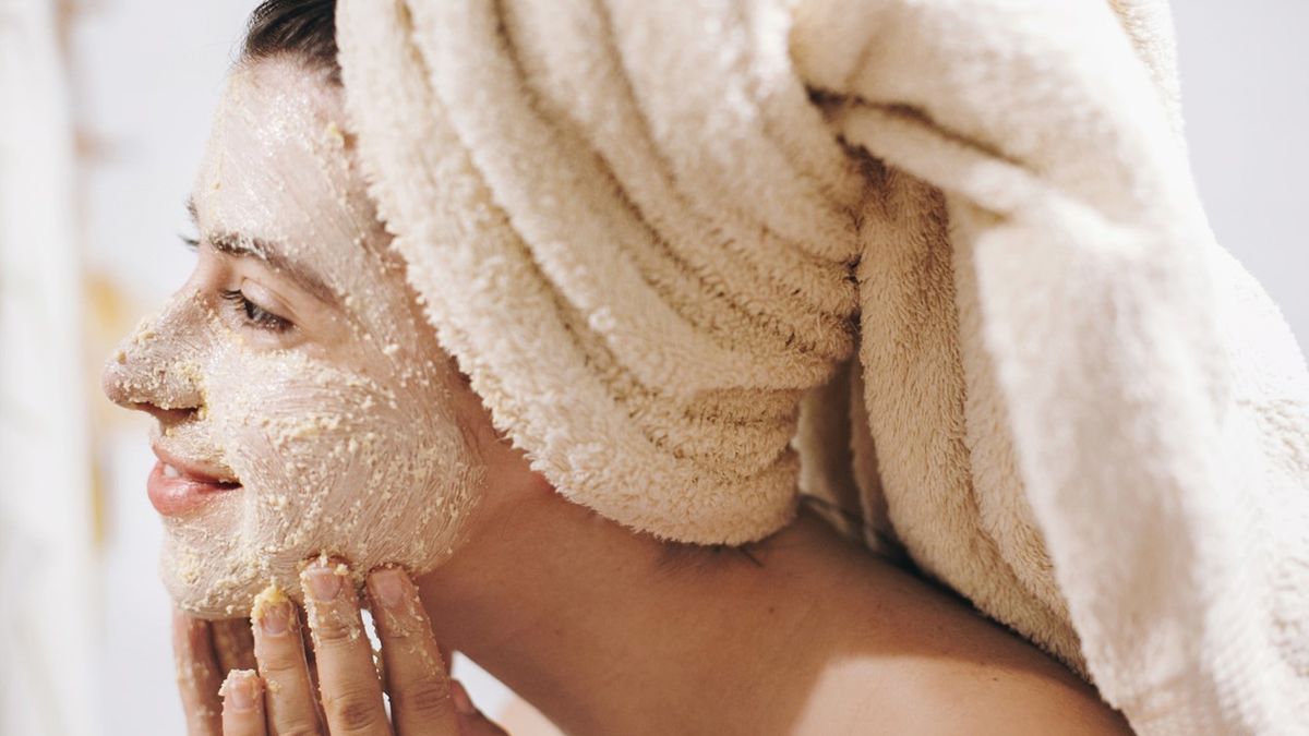 Maseczka do twarzy domowej roboty pozwala dogłębnie nawilżyć, oczyścić i zregenerować naskórek.