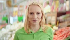 Dzień Matki: pracownice w wizerunkowych reklamach Biedronki - Lidl, Tesco i Kaufland z promocjami cenowymi (wideo)