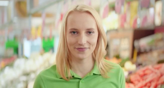 Dzień Matki: pracownice w wizerunkowych reklamach Biedronki - Lidl, Tesco i Kaufland z promocjami cenowymi (wideo)