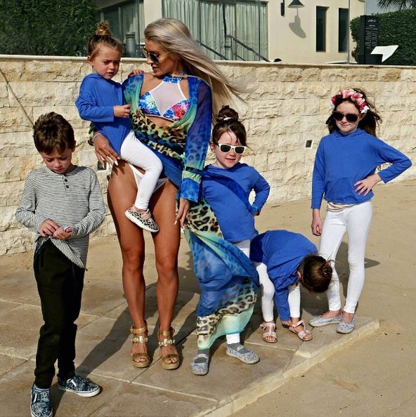 Simone często pozuje ze swoimi dziećmi