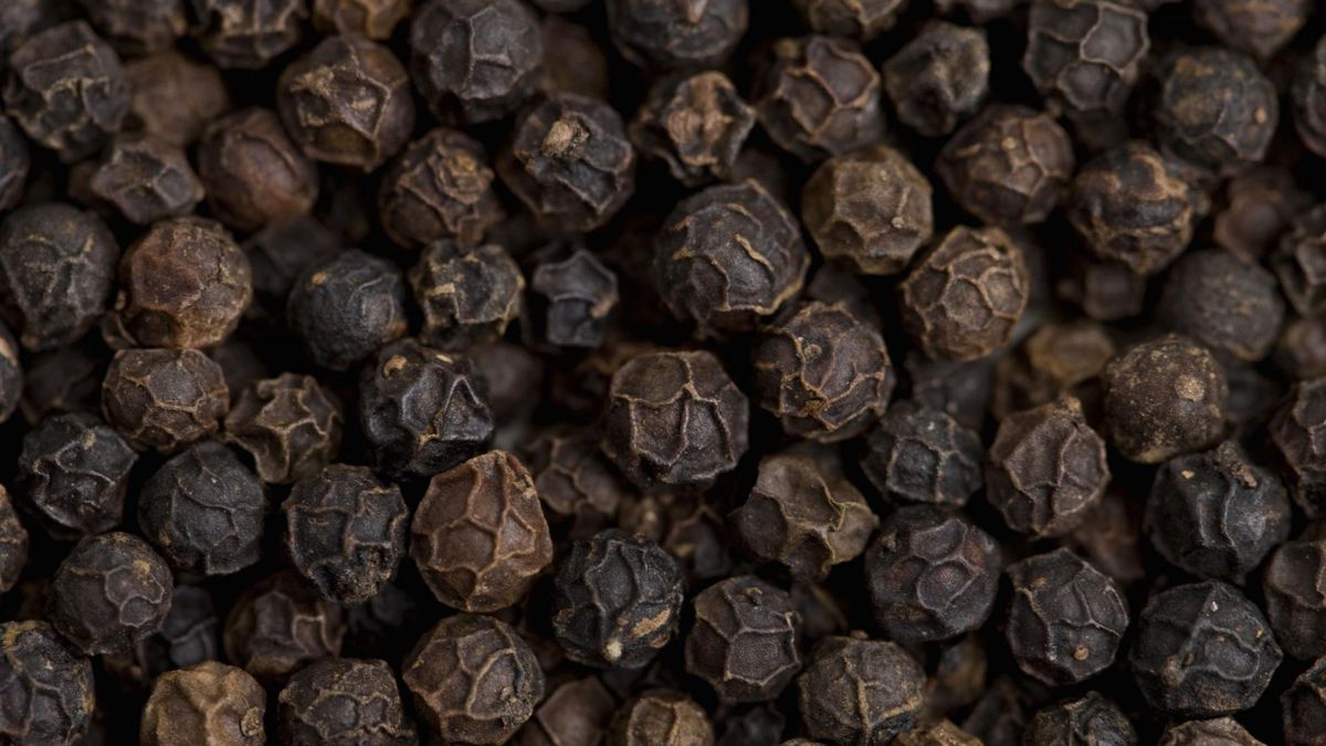 Piperyna naturalnie występuje w czarnym pieprzu.