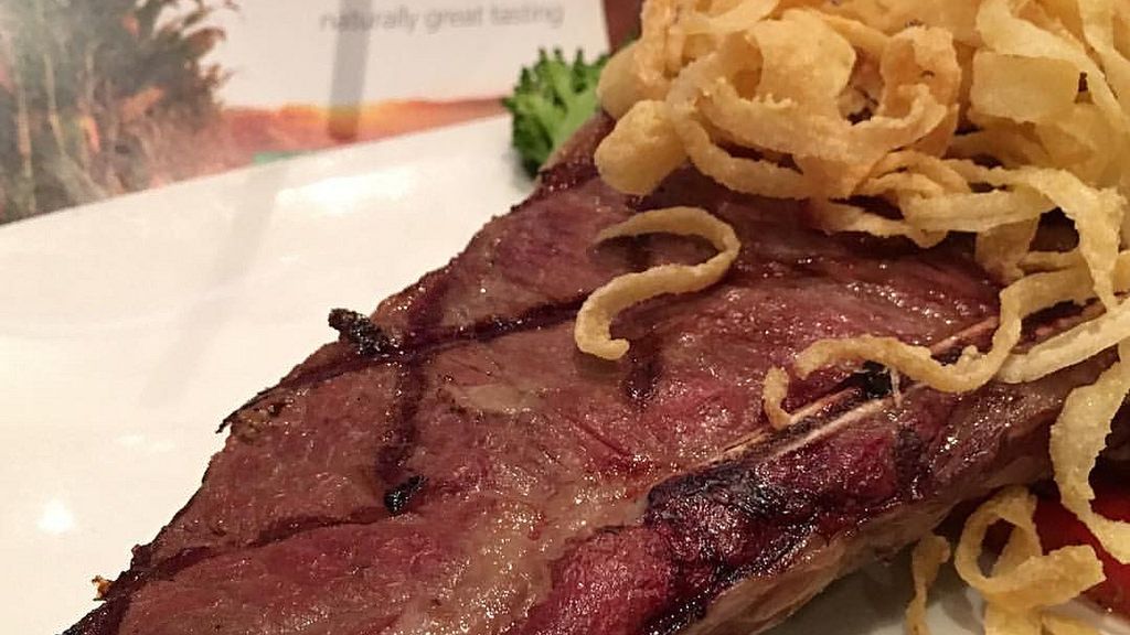 Grillowane steki z polędwicy wołowej bez kości (mięso i tłuszcz, III klasa mięsa)