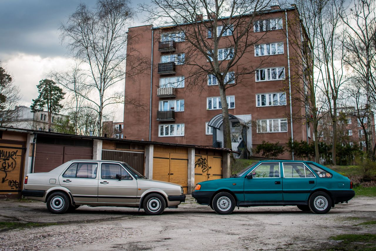 Pod kątem nadwozia, polonez lepiej wpisywał się w panujące trendy. Jetta jest tu przedstawicielem klasyki lat 80. ciosanych siekierą. Lego, gdyby miało zaprojektować model VW, użyłoby 2 klocków. No dobra, może 4, w końcu jeszcze szyby.