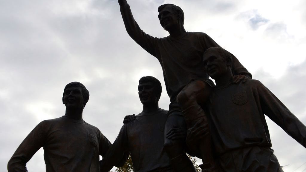 Pomnik przed stadionem West Hamu United upamiętniający Bobby'ego Moore'a, Geoffa Hursta, Ray'a Wilsona oraz Martina Petersa