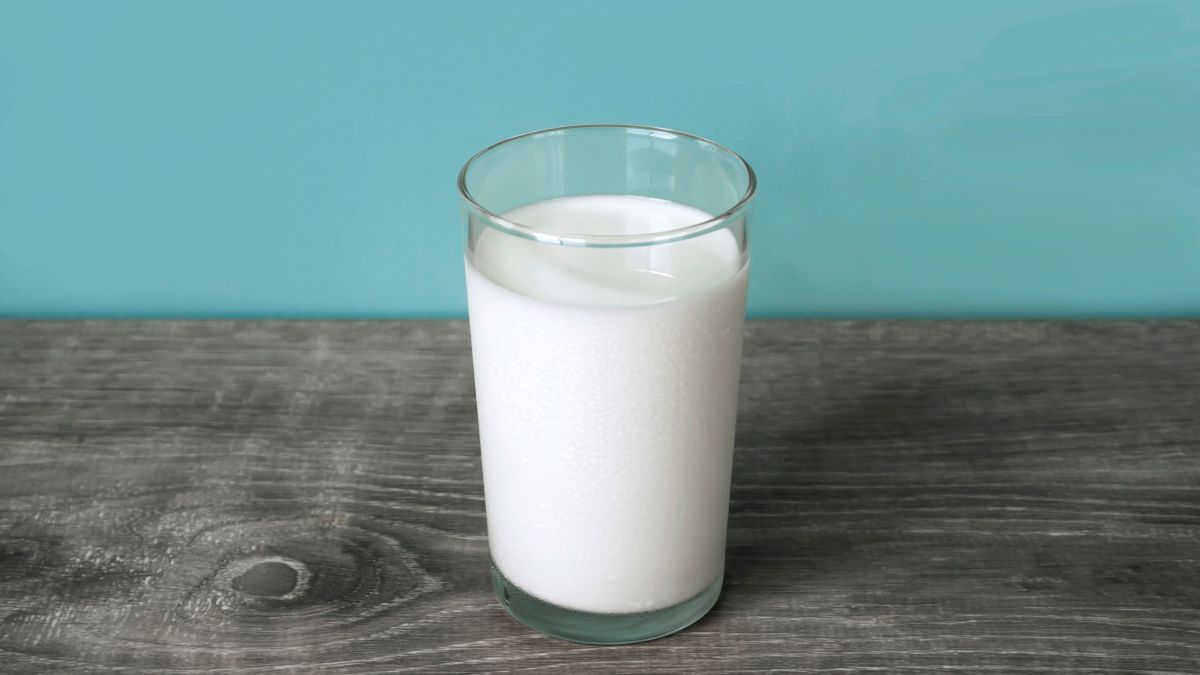 Szklanka surowego mleka