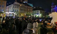 Koronawirus. "Jarmark" na Placu Zamkowym. Południowcy cierpią, stolica bawi się w najlepsze