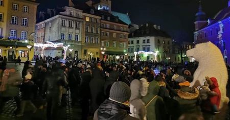 Koronawirus. "Jarmark" na Placu Zamkowym. Południowcy cierpią, stolica bawi się w najlepsze