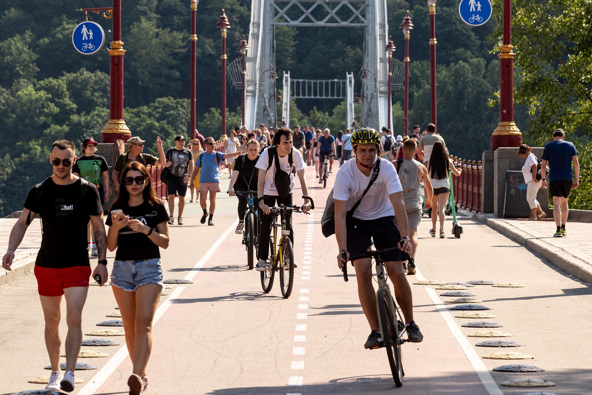 Kijów wraca do życia. Miejska plaża, ulice i bulwary pełne ludzi 7