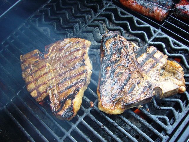 Grillowany rostbef wołowy T-bone (samo mięso, III klasa mięsa)