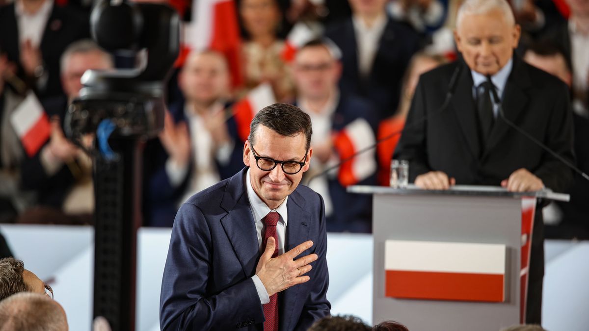 Kraków, 07.03.2026. Prezes PiS Jarosław Kaczyński (P) i poseł PiS Mateusz Morawiecki (C) podczas konwencji Prawa i Sprawiedliwości w Krakowie, 7 bm. (sko) PAP/Łukasz Gągulski
