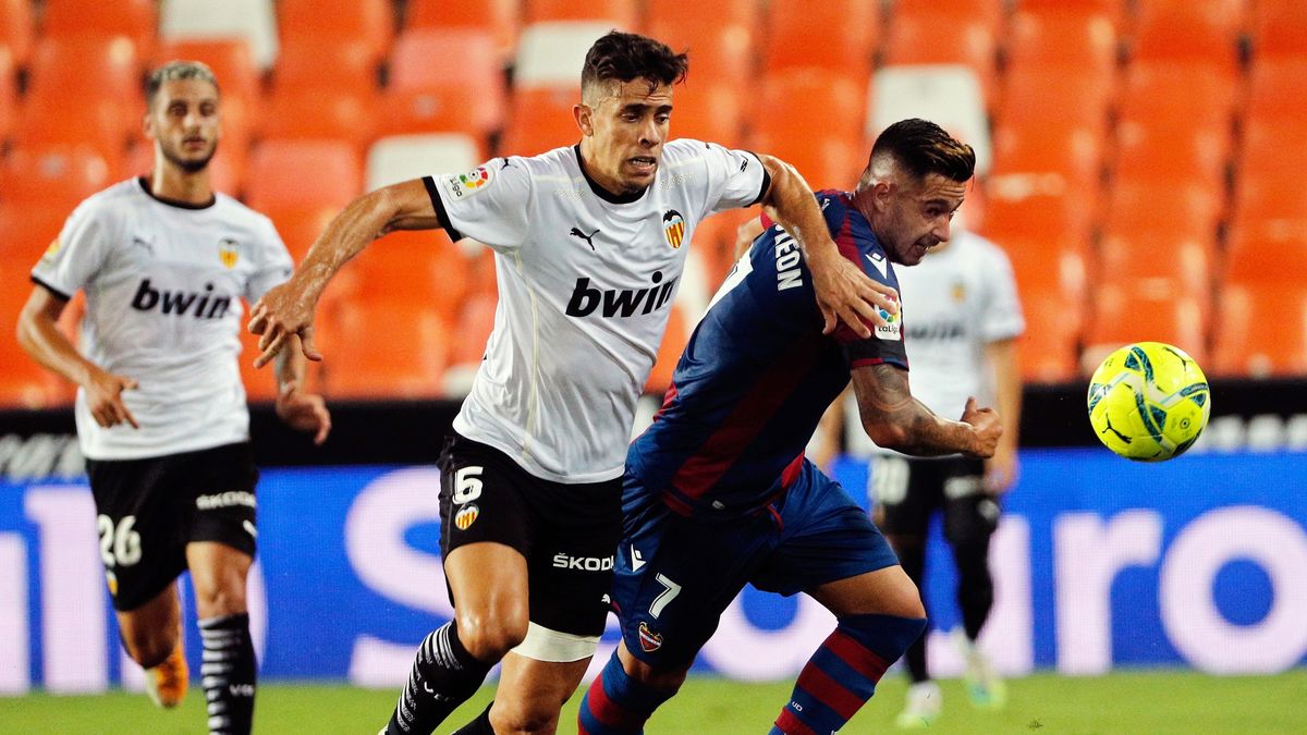 PAP/EPA / Juan Carlos Cardenas / Na zdjęciu: Sergio Leon (z prawej) i Gabriel Paulista (z lewej)