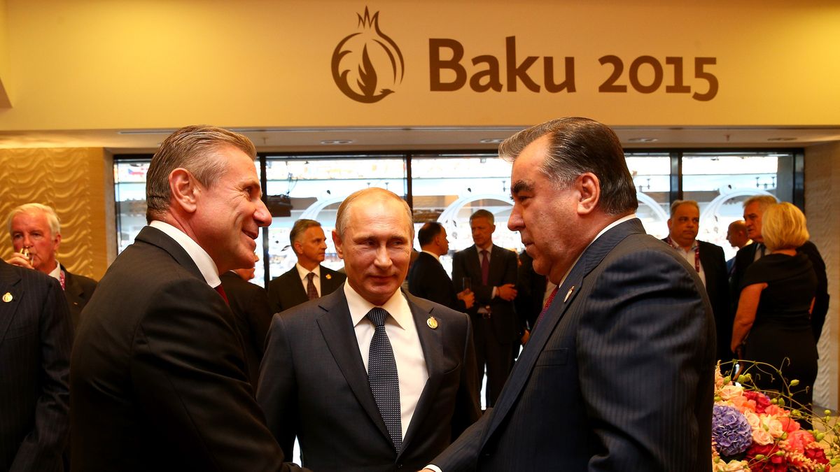 Siergiej Bubka (z lewej) ma pomagać wojskom podległym Władimirowi Putinowi (w środku)