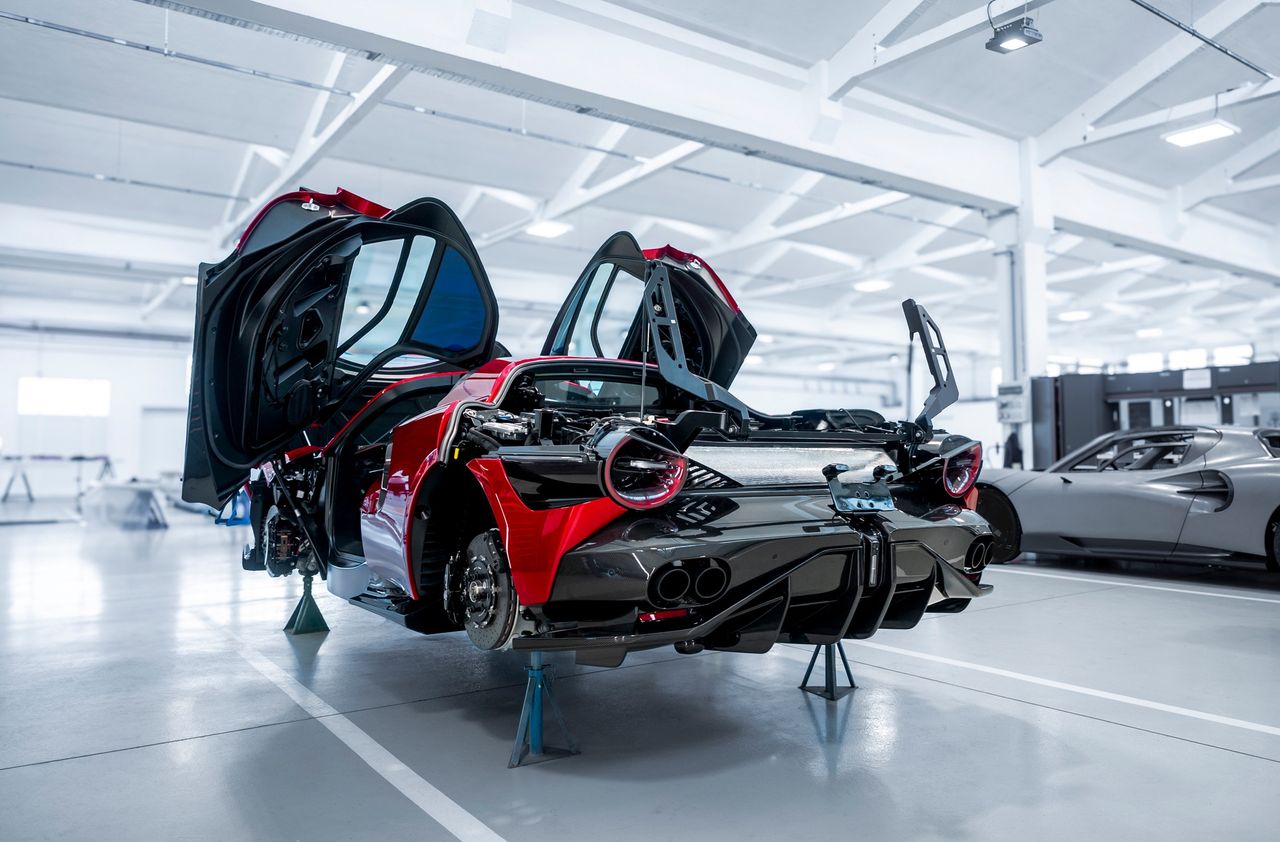 Montaż Alfy Romeo 33 Stradale w Carrozzeria Touring Superleggera