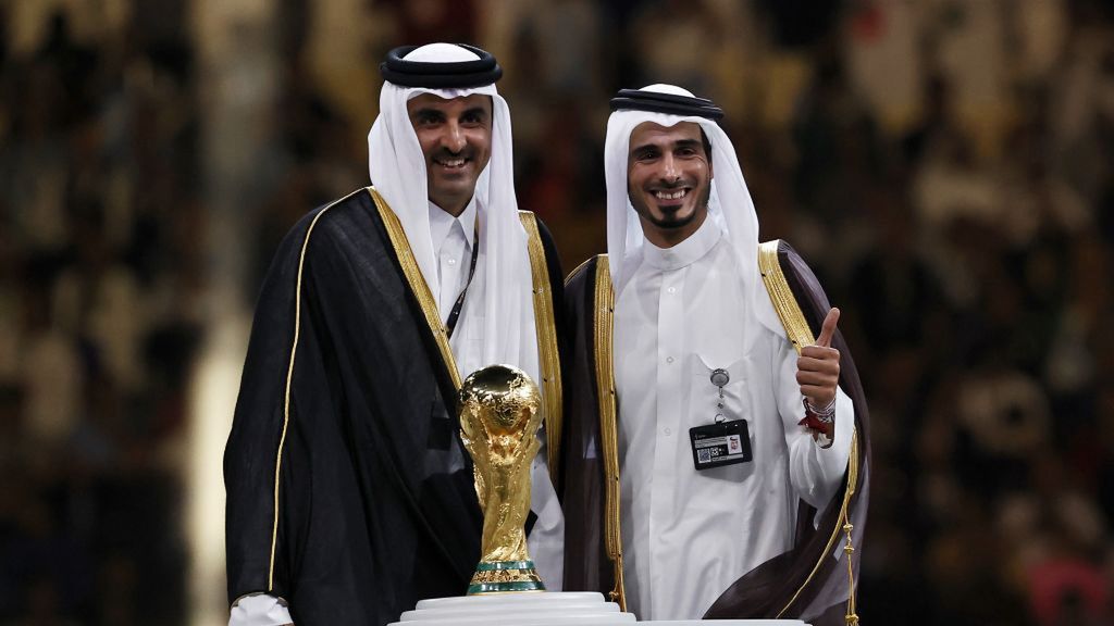 Od lewej: emir Kataru szejk Tamim bin Hamad Al Thani oraz szejk, który ma przejąć Manchester United - Jassim Bin Hamad Al Thani 