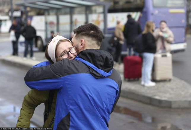 Rosja zaatakowa?a Ukrain?A Ukrainian couple hug at a street after deciding to leave Lviv, western Ukraine for Poland, a neighboring country to evacuate on Feb. 24, 2022. Russian President Vladimir Putin announced a special military operation in Donbas and a multi-pronged attack on several Ukrainian cities has begun ( The Yomiuri Shimbun via AP Images )Yomiuri Shimbun