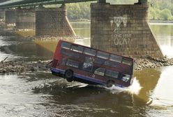 Autobus spada z mostu Gdańskiego (zdjęcia)