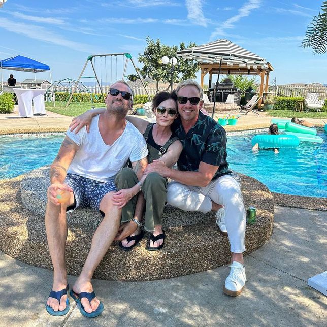 Shannon Doherty z przyjaciółmi z serialu "Beverly Hills 90210"