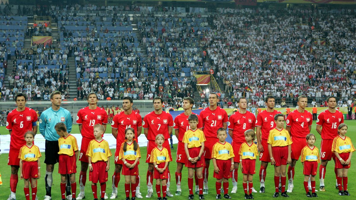 Piłkarze reprezentacji Polski i ich dziecięca eskorta przed meczem MŚ 2006 z Niemcami