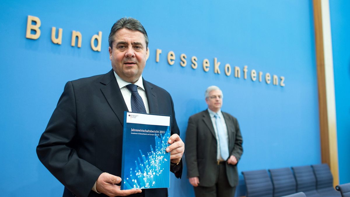 Sigmar Gabriel prezentuje doroczny raport gospodarczy.