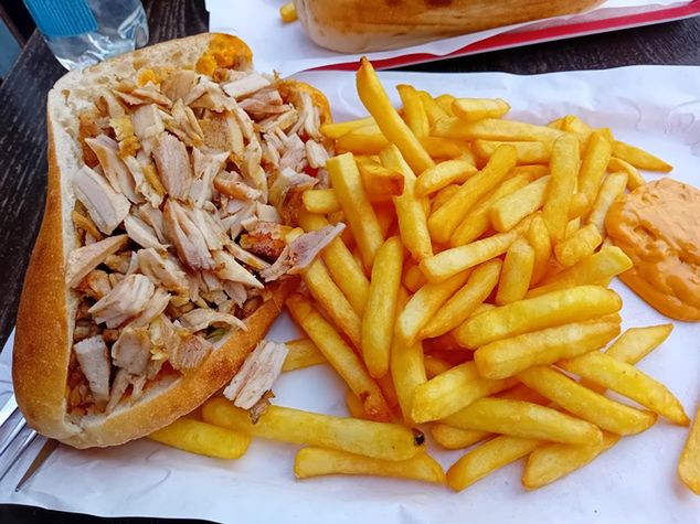 W Paryżu trudno liczyć na wielkie oszczędności na jedzeniu. Jedną z najtańszych dostępnych pozycji jest kebab za 8,5 euro, czyli 39 złotych