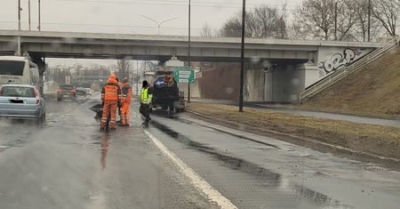 Drogowcy łatają dziury w deszczu. To dobry pomysł?