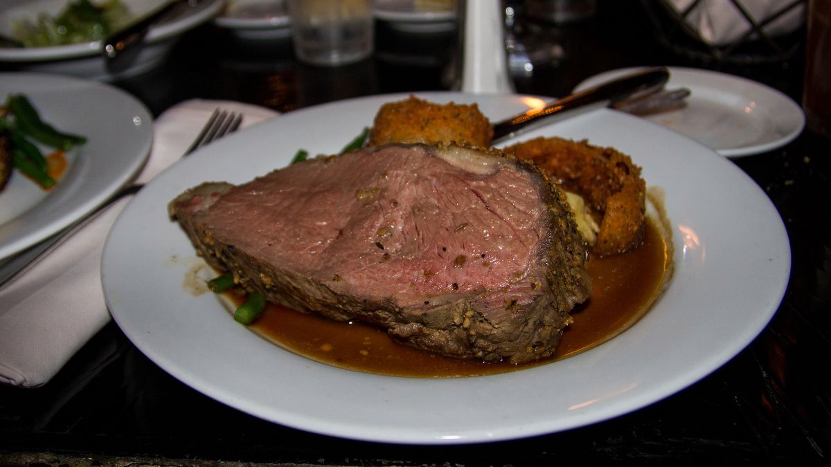 Pieczona polędwica wołowa bez kości (mięso i tłuszcz, III klasa mięsa)