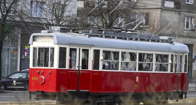 Warszawa wprowadza e-papierowe rozkłady jazdy tramwajów