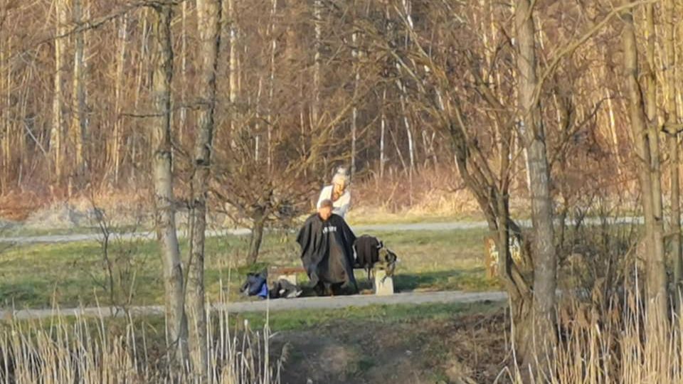 Plenerowy salon fryzjerski. To zdjęcie podbija internet