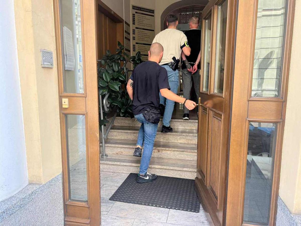 Rawicz: Zaparkował przed firmą i strzelał do ludzi z wiatrówki