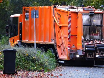 Kompletnie pijany kierował śmieciarką. Tłumaczył, że wypił litr kompotu
