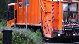 Kompletnie pijany kierował śmieciarką. Tłumaczył, że wypił litr kompotu