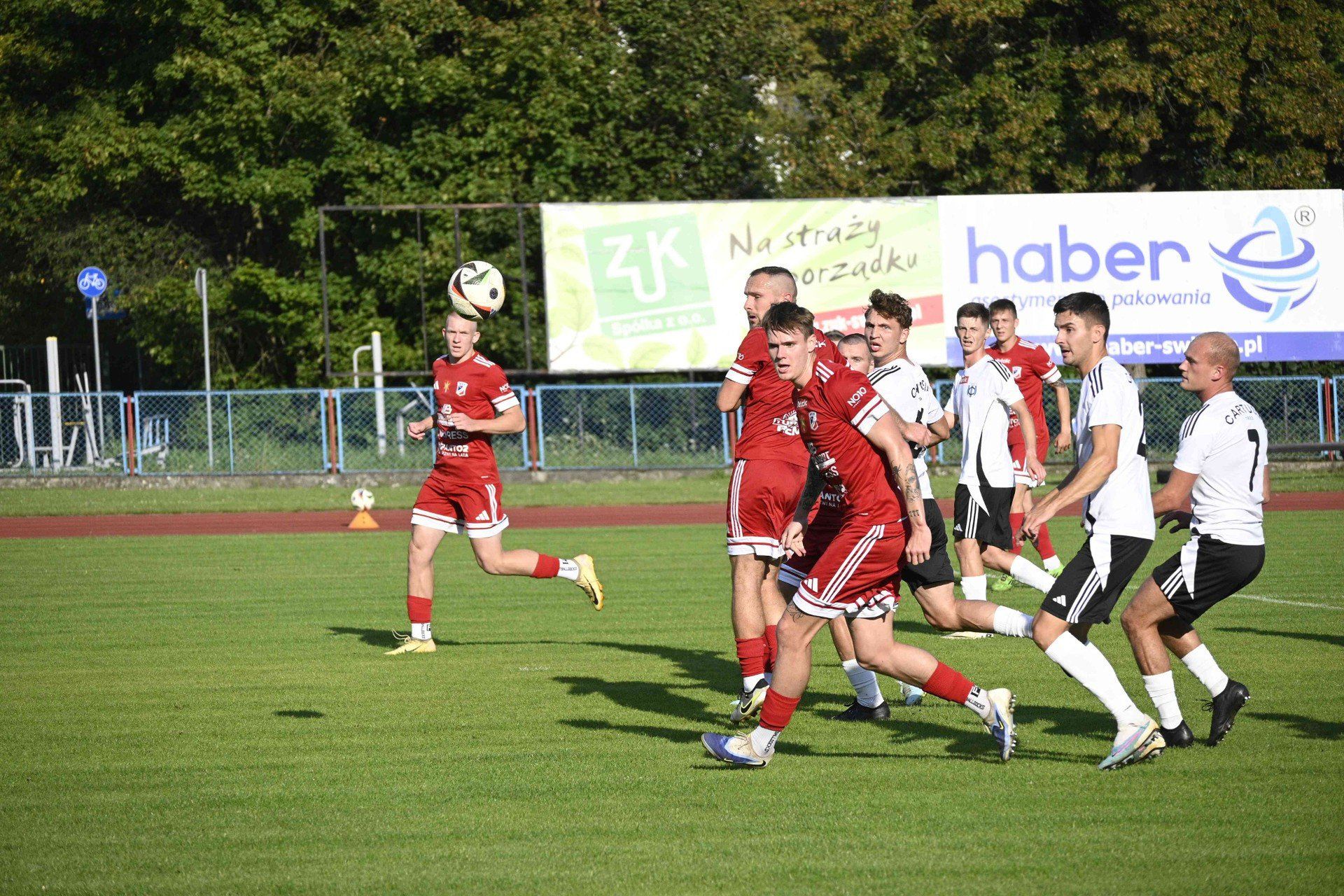 Piłkarze Wdy Świecie (czerwone stroje) przegrali z Cartusią Kartuzy 0:4 (0:2)