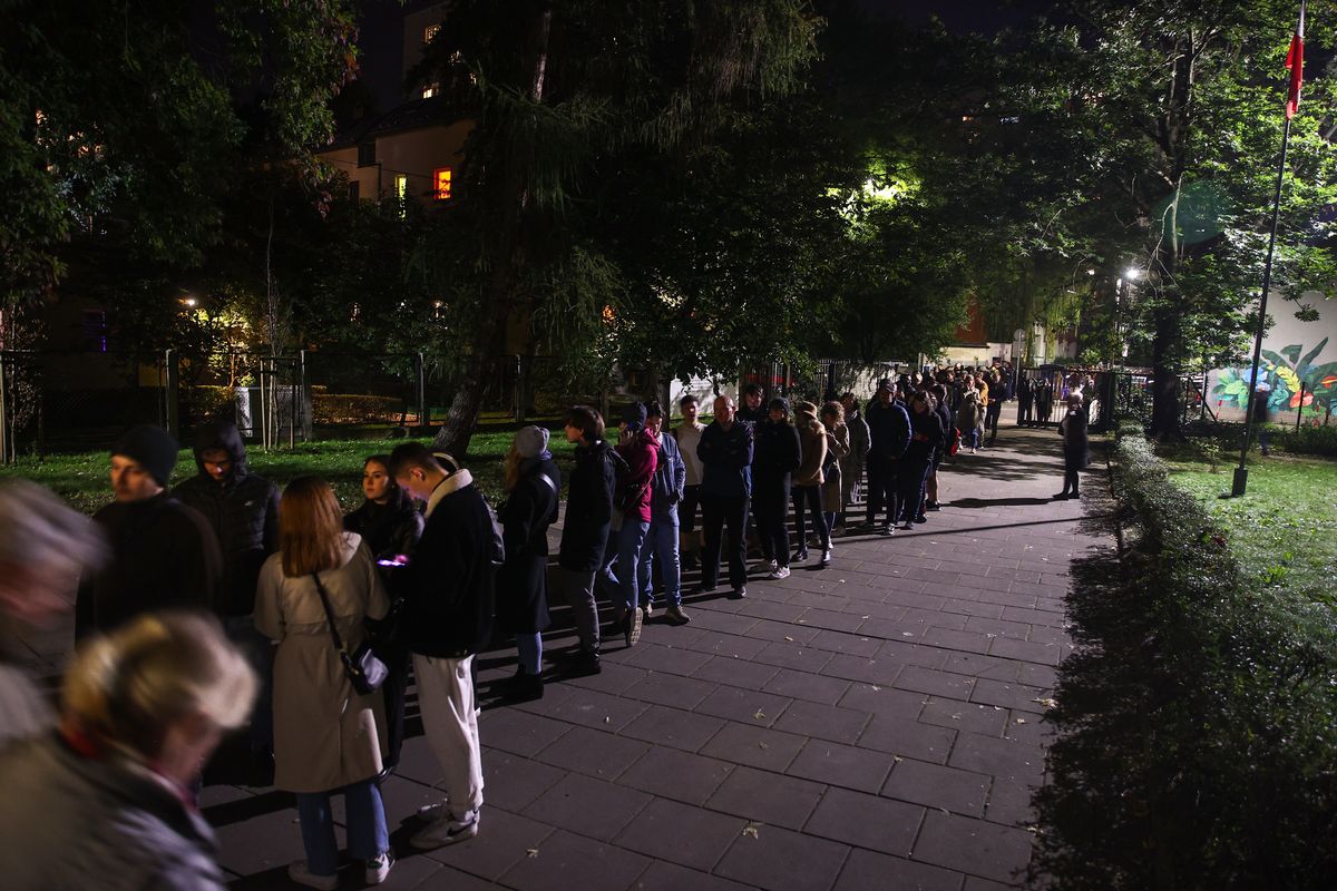 Kolejka osób oczekujących na oddanie głosu przed siedzibą Obwodowej Komisji Wyborczej nr 124 w Krakowie,PAP/Łukasz Gągulski