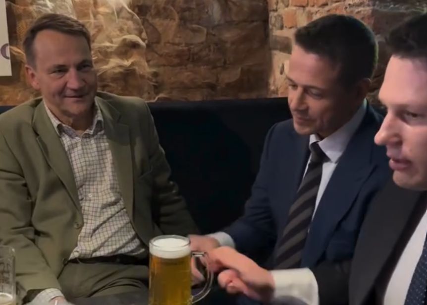 Sikorski, Trzaskowski i Mentzen na wspólnym piwie.