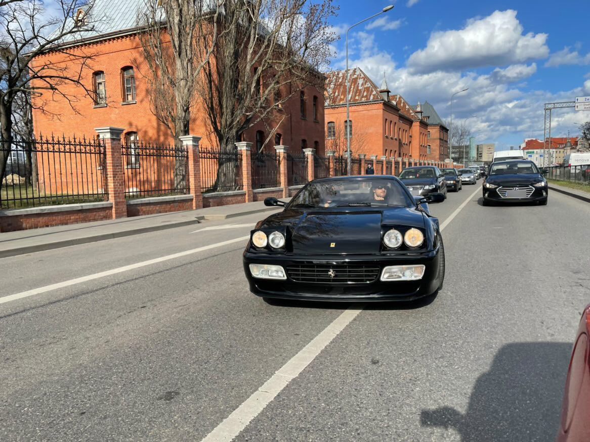 Maciej Musiał w unikatowym ferrari