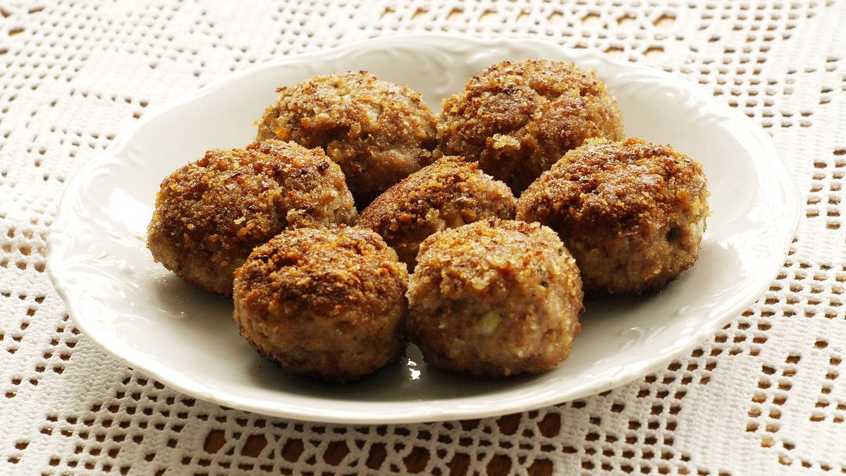 Kotlety mielone to proste danie, które często gości na polskich stołach.  