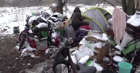 Mieszkała z dwuletnią córką w namiocie. Wychłodzone dziecko trafiło do szpitala, kobieta usłyszała zarzuty