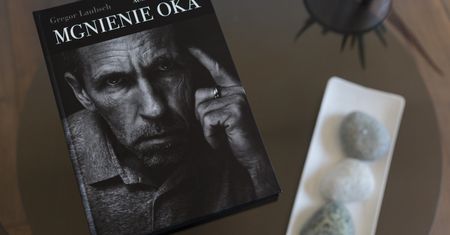 Czym jest tytułowe „Mgnienie Oka” Gregora Laubscha?
