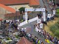 Stali na grobach, by zobaczyć Tour de France. "Brak szacunku"