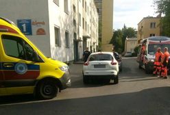 Ratownicy medyczni musieli iść pieszo. Dojazd zablokował kierowca nissana