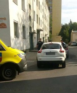 Ratownicy medyczni musieli iść pieszo. Dojazd zablokował kierowca nissana